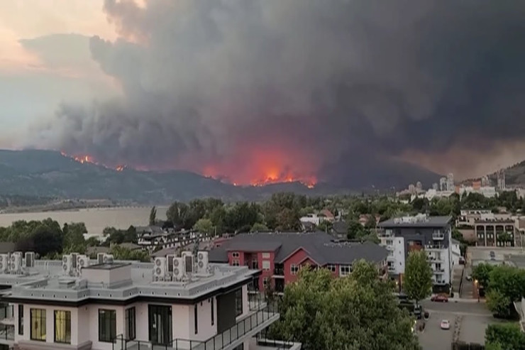 Minlərlə sakin meşə yanğınları səbəbindən təxliyə edilir 