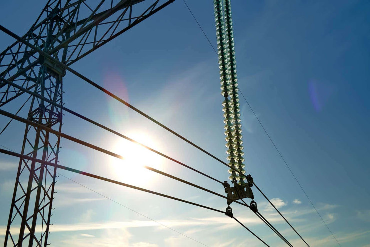 Bakıda ŞOK İNTİHAR:  gənc oğlan özünü işıq dirəyindən atdı