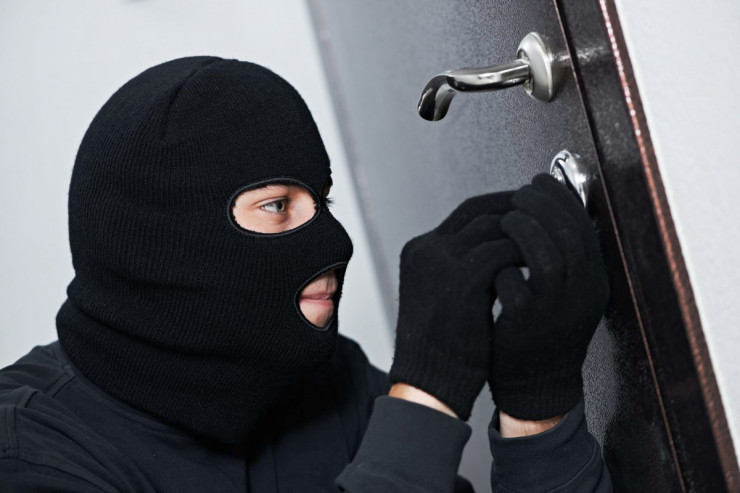 Gecəyarı bibisinin evinə basqın etmək istəyən  TUTULDU