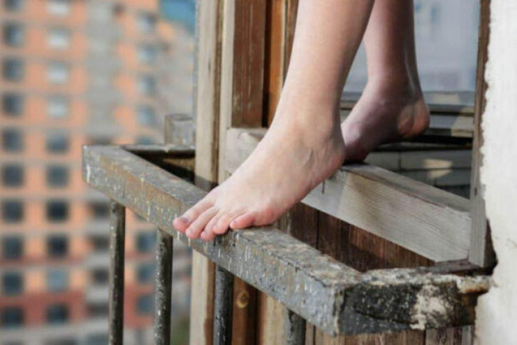 Bakıda DƏHŞƏT:  qadın özünü binadan atdı