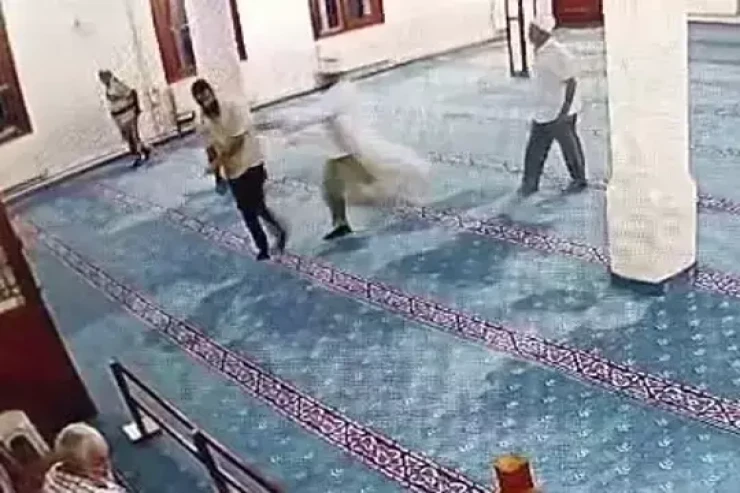 Məsciddə özünü öldürmək  istədi, imam imkan vermədi