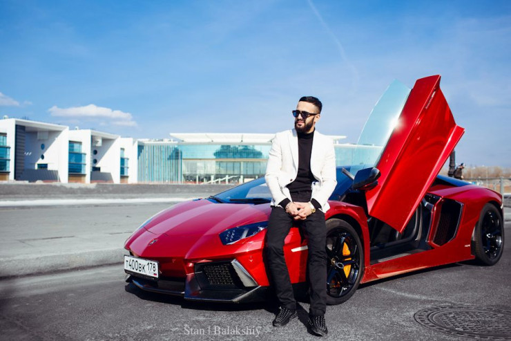 Milyonçu bloger Hüseyn Bakıya köçüb  - Gəlin namizədlər tapıb