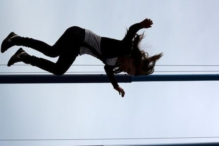 Azərbaycanda binadan yıxılan  qız sağ qaldı