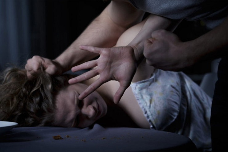 Bakıda DƏHŞƏT:  arvadını həyətdə soyundurub, ürəyi gedənədək döydü 