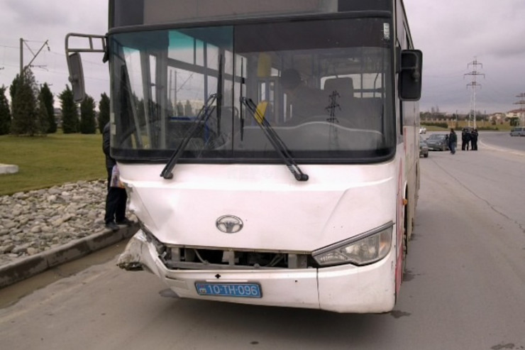 Bakıda avtobuslar toqquşdu, yaralılar var 