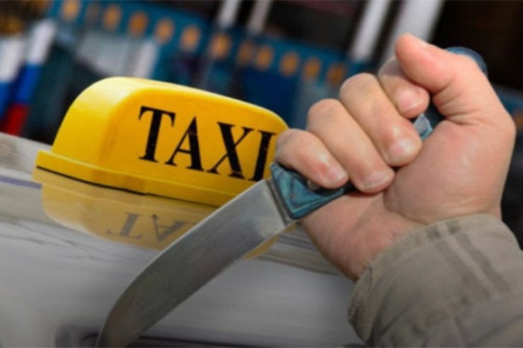 Taksi sürücüsünə bıçaq çəkib  pulunu aldı