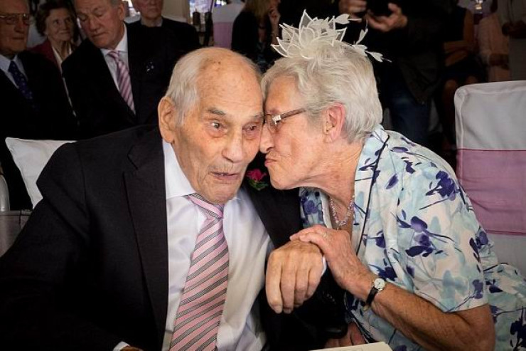 Evlənən ən yaşlı cütlük  – Hər yaş sevgiyə tabedir