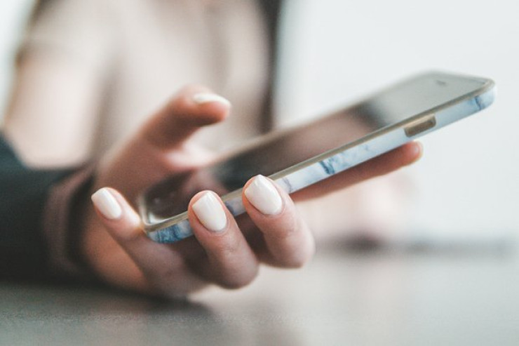 Qadın telefona görə ərini çarpayıya bağlayıb işgəncə verdi 