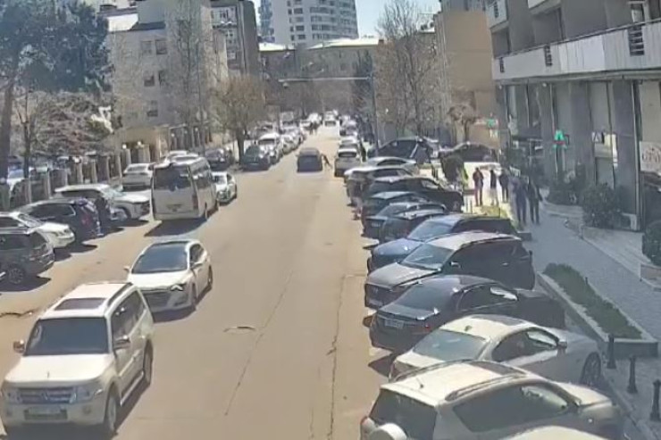 Bakıda anasının əlindən qaçan uşağı "Prius" vurdu - HADİSƏ ANI 