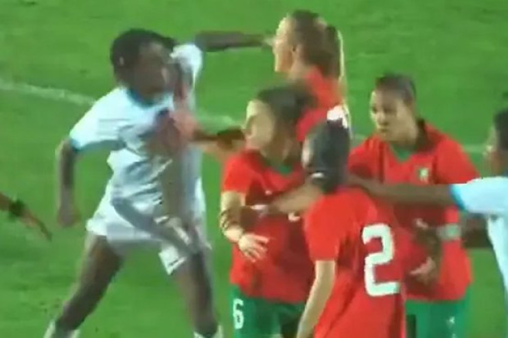 Qadın futbolçu həmkarını bir yumruqla yerə sərdi 