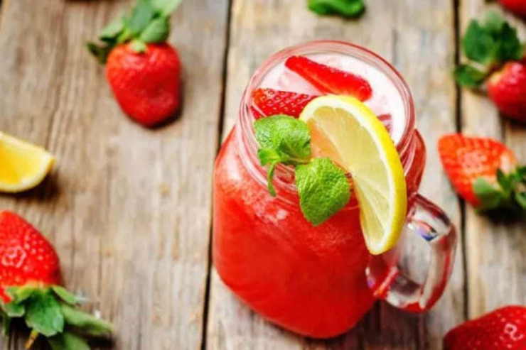 Mükəmməl yay içkisi: Çiyələkli limonad resepti 