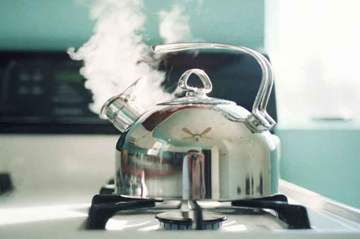 Azərbaycanlı uşaq qaynar suda yandı 