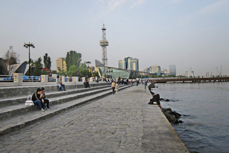 Bulvarda dəhşətli İNTİHAR:  qadın özünü dənizə atdı 