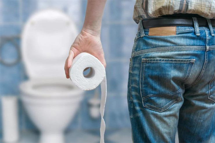 Tanınmış siyasətçi tualetdə onlayn iclasa  qatıldı