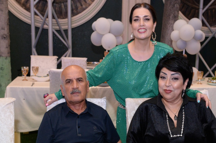 Elza Seyidcahan keçmiş əri və baldızı ilə 