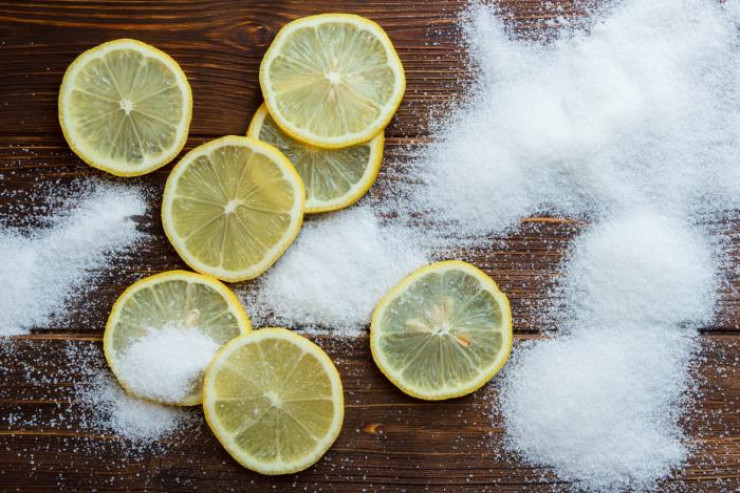 Duz və limon suyu  – Sürücülər bununla nə edə bilər?