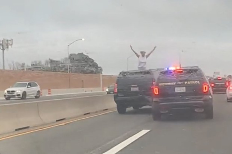 Polisin təqib etdiyi qadın maşının damına çıxıb lüt soyundu