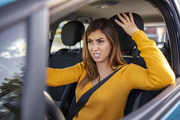 Qadın sürücülər yol vermək üstündə saç yolduya  çıxdı - VİDEO 