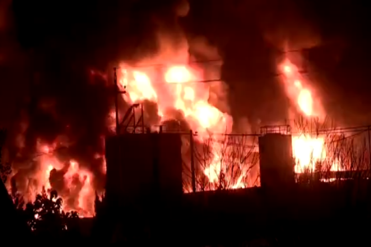 Neft emalı zavodunda GÜCLÜ YANĞIN  baş verdi