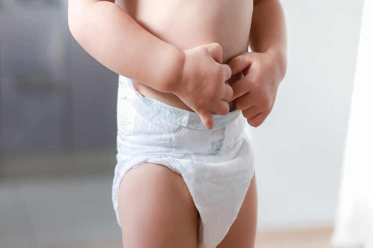 Kişi istidə pampers   taxıb küçədə gəzdi