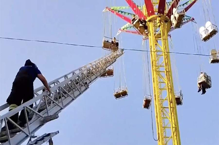 Rusiyada 13 nəfər attraksionda köməksiz qaldı -VİDEO 