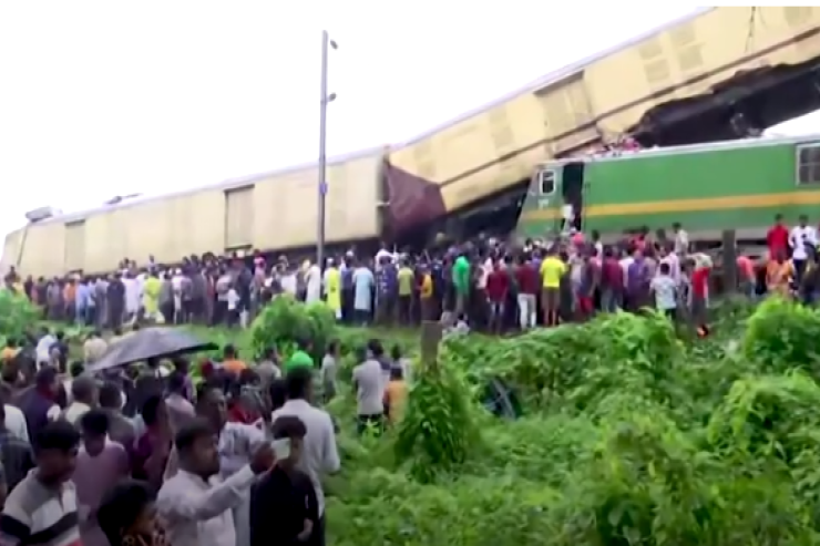 Hindistanda iki qatar toqquşdu: 11 nəfər öldü -FOTO 