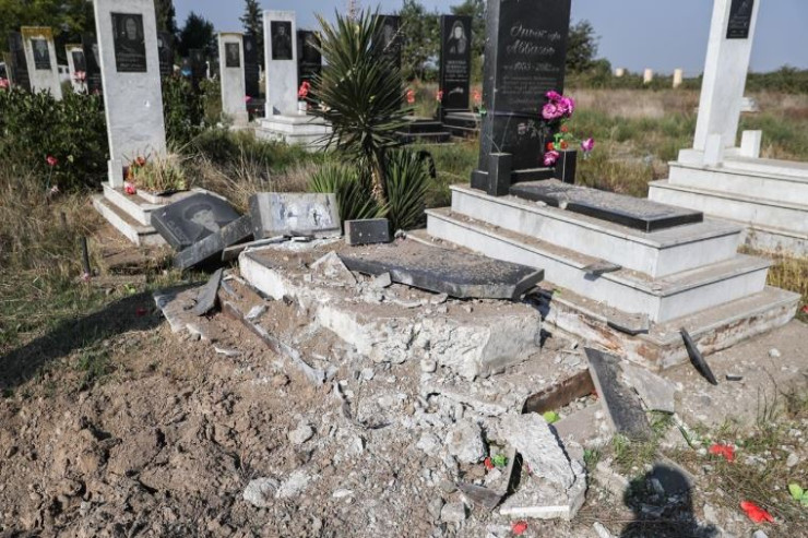 Qohumlarının qəbirlərini dağıtmışdı, həbs olundu - VİDEO 