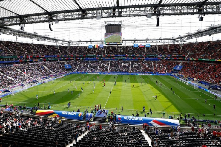 Oyun bitdi, azarkeş stadionda yatıb qaldı 