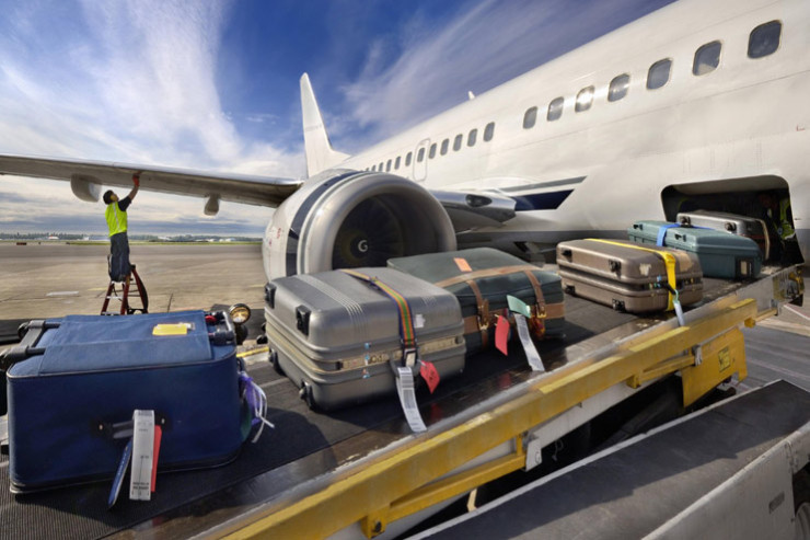 Turist pul ödəməmək üçün aviaşirkəti "aldatdı" - VİDEO 