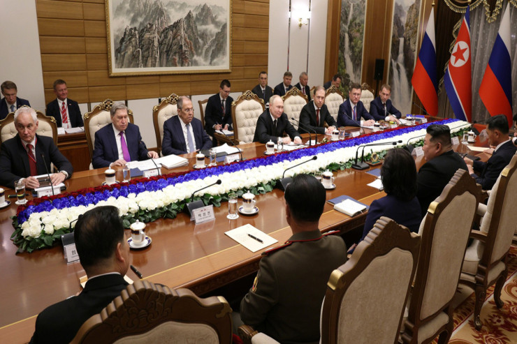 Koreya rəsmisi ölkənin liderindən əvvəl zala daxil olan Putinin nazirlərini qovub 