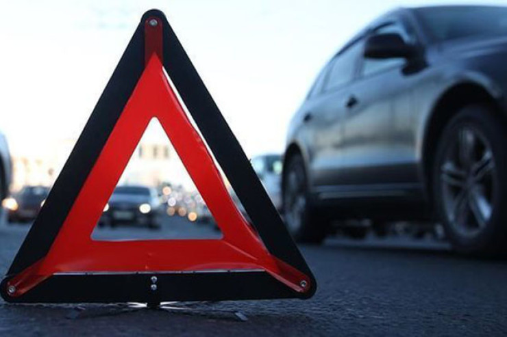 Gəncədə minik maşını motosikletlə toqquşub 