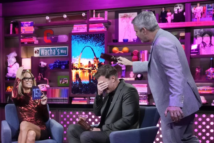 Teleaparıcının başında şüşə qab qırdılar 