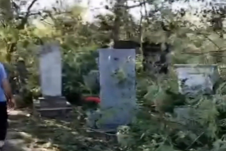 Zaqatalada qəbiristanlığı külək dağıtdı - VİDEO 