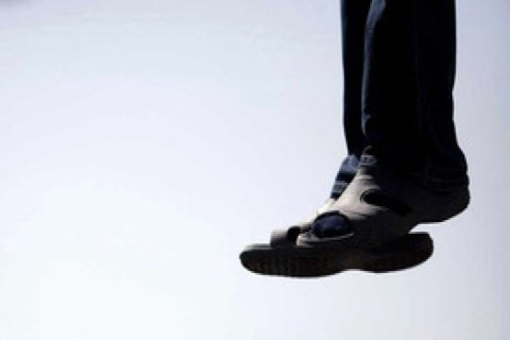 BELƏSİ OLMAMIŞDI:  Qoz ağacından məftillə özünü asdı