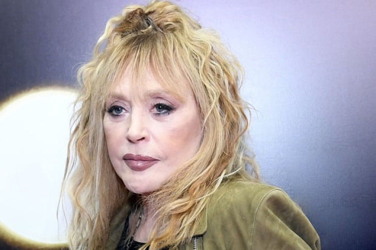 Alla Puqaçova 5 il sonra ilk dəfə  yeni mahnı   oxudu