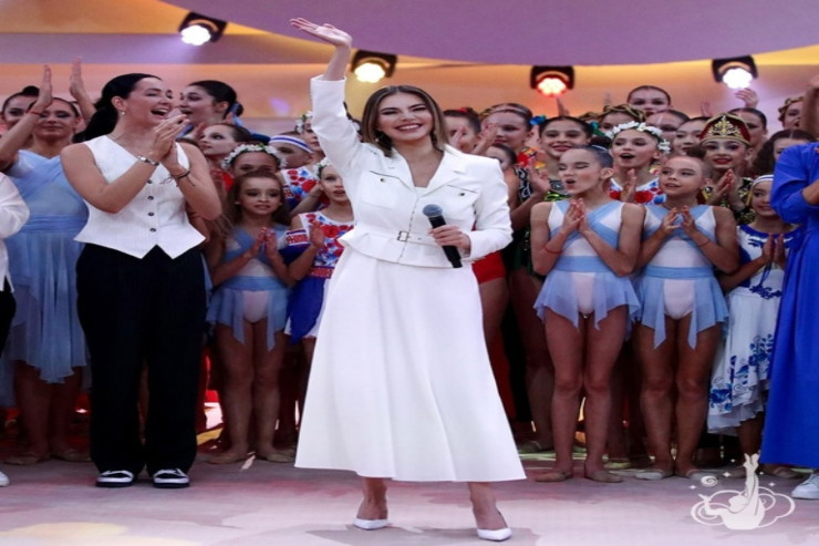 Əfsanəvi idmançı  qar kimi ağ paltarda   üzə çıxdı