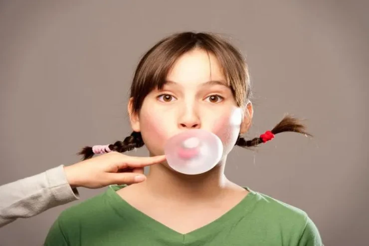 Udduğumuz saqqız mədədə 7 il qalır? - HƏKİM AÇIQLADI 