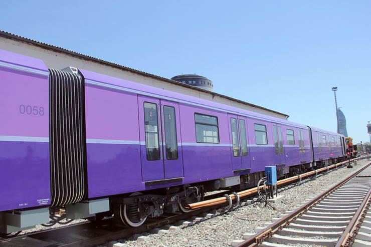 Kirayə haqqını  ödəməmək üçün   hər gecə qatarlarda  səyahət   edir