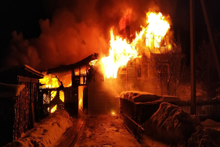 Evdə tək qalan 5 yaşlı uşaq  diri-diri yandı 