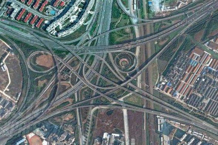 Dünyanın ən mürəkkəb yol qovşağı: 15 çıxış və 20 zolaq 