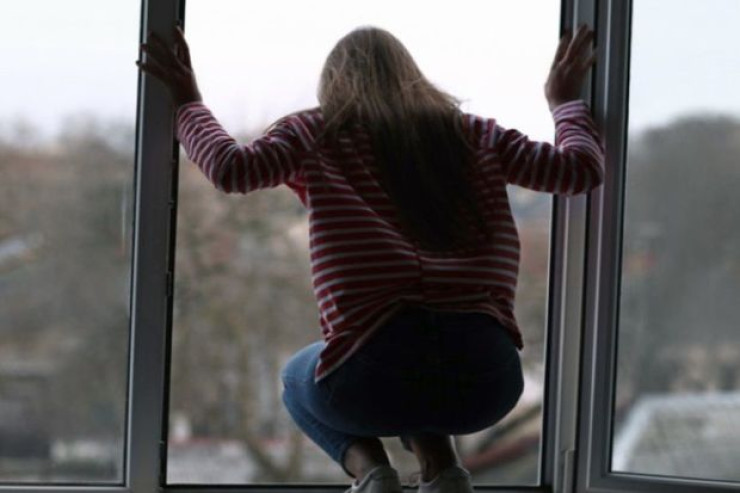 Bakıda DƏHŞƏT:  dərsdən qaçan qız özünü pəncərədən atdı - YENİLƏNİB 