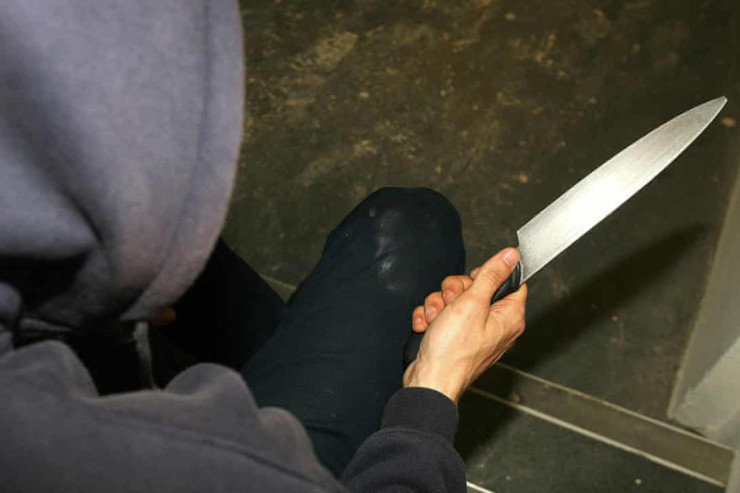 Başqası ilə evlənmək istəyən sevgilisinin əlini kəsdi 