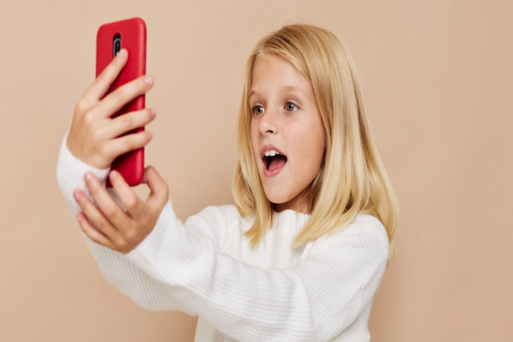 Məşhur olmaq istəyən 9 yaşlı qız dələduzlara yarım milyon  göndərdi