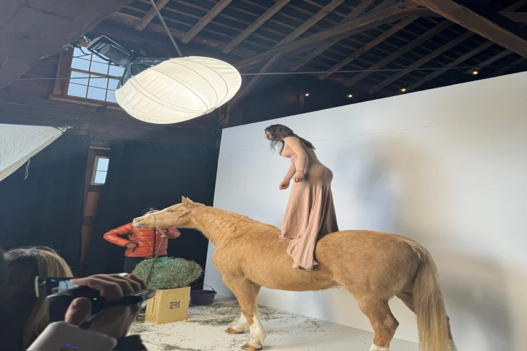 Modelin at belindəki paylaşımı marağa səbəb oldu 