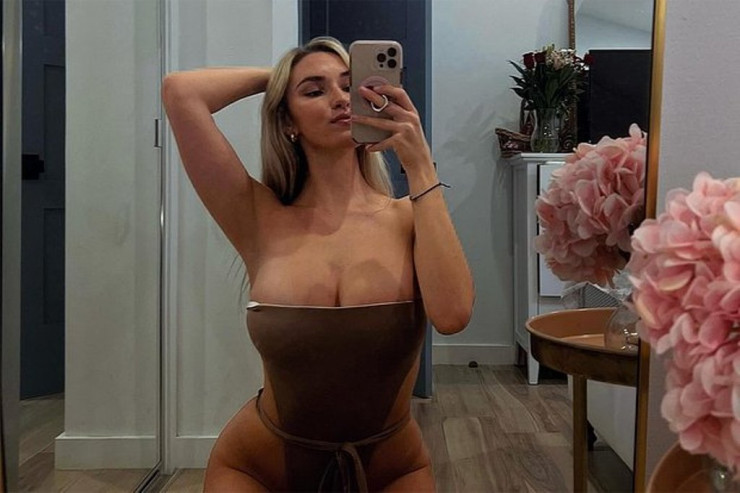 Dünyanın ən seksual voleybolçusu çimərlik geyimində  FOTOSUNU   yaydı