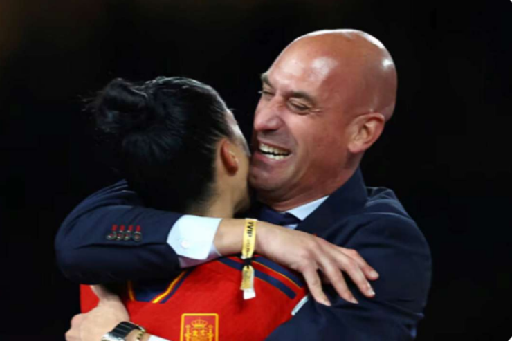 Federasiyanın keçmiş rəhbəri  öpüşə görə   həbs oluna bilər