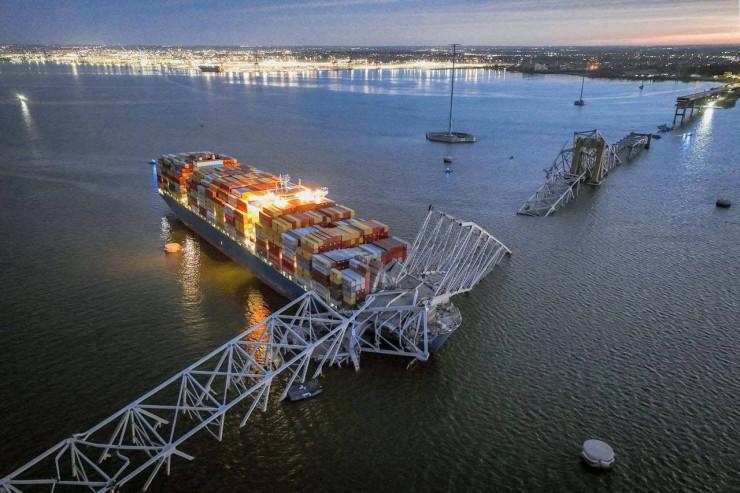 ABŞ-də barj körpüyə çırpıldı 