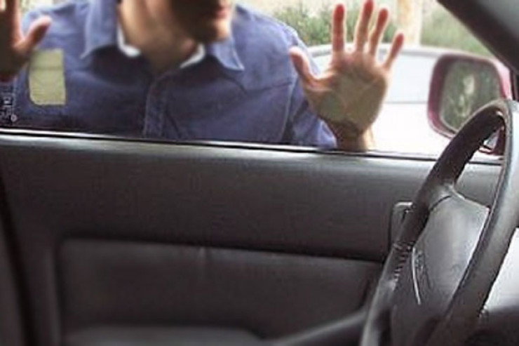 Bakıda gənc oğlan sürücüyə bıçaq çəkib maşınını oğurladı 