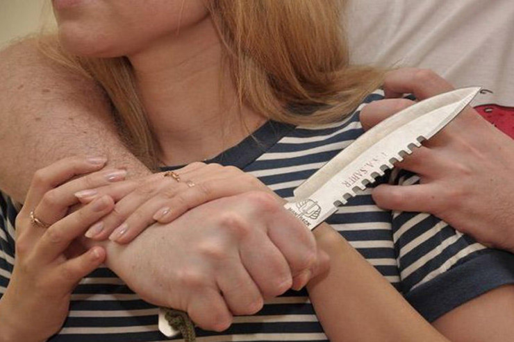 Küçədə qadının boğazını kəsib öldürdü 