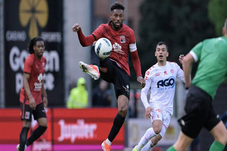 Futbolçu başına top dəydikdən sonra  huşunu itirdi 